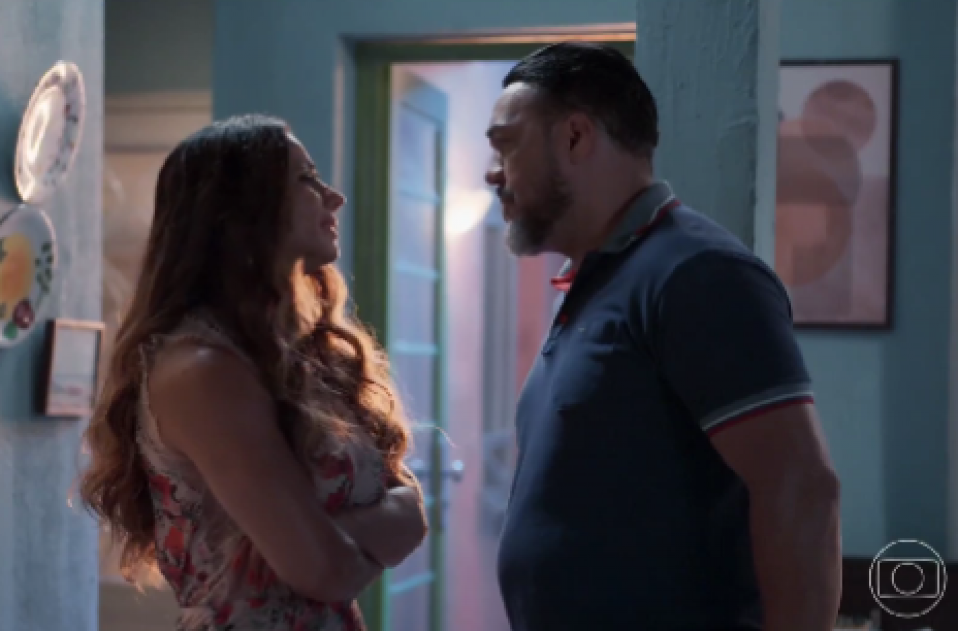 Misael (Belo) tentar beijar Consuelo (Viviane Araujo) na novela 'Três Graças', da TV Globo - Reprodução de vídeo / X