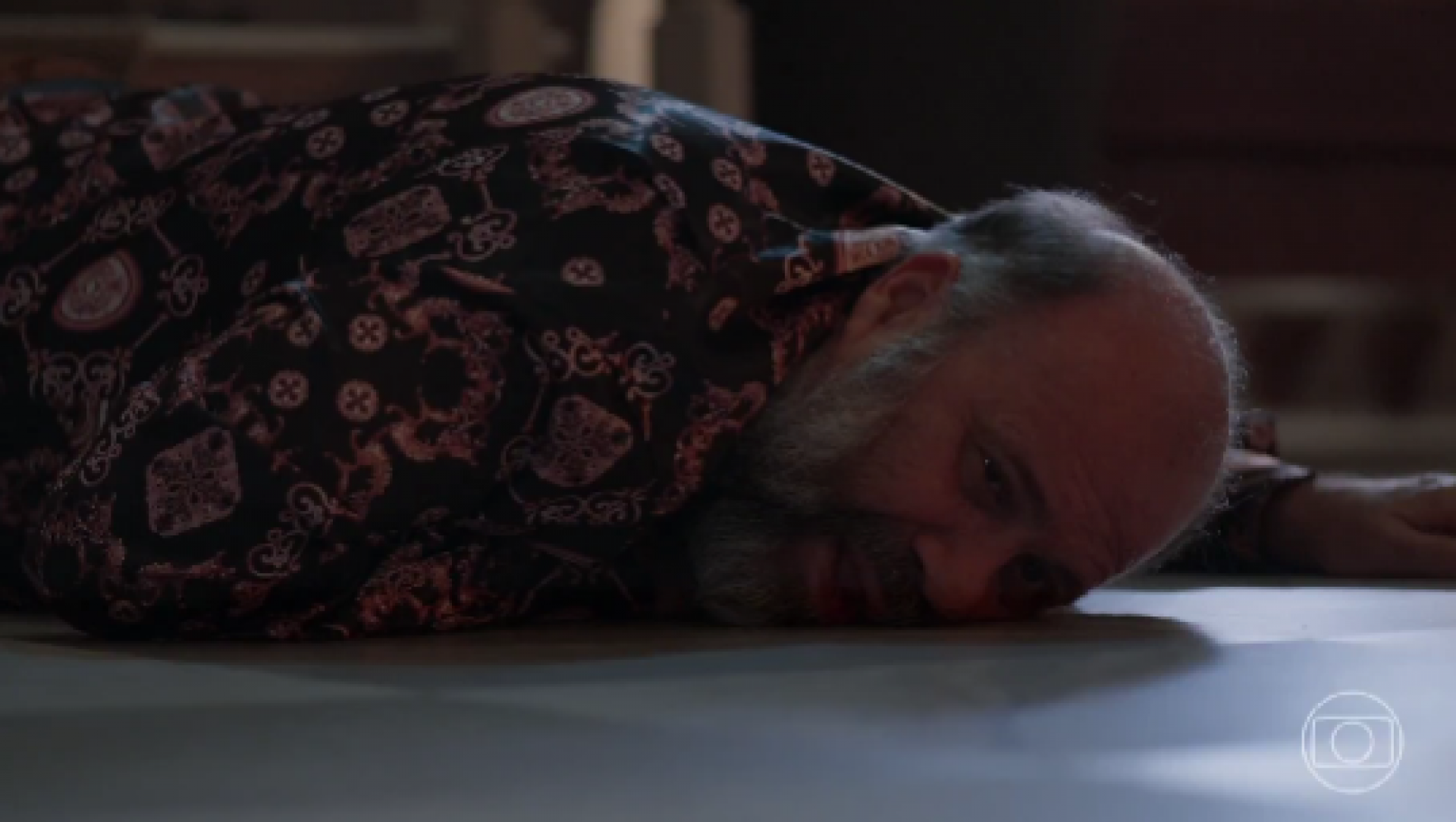 Célio (Otavio Muller) morre após Arminda (Grazi Massafera) chutá-lo da escada na novela 'Três Graças', da TV Globo - Reprodução de vídeo / X