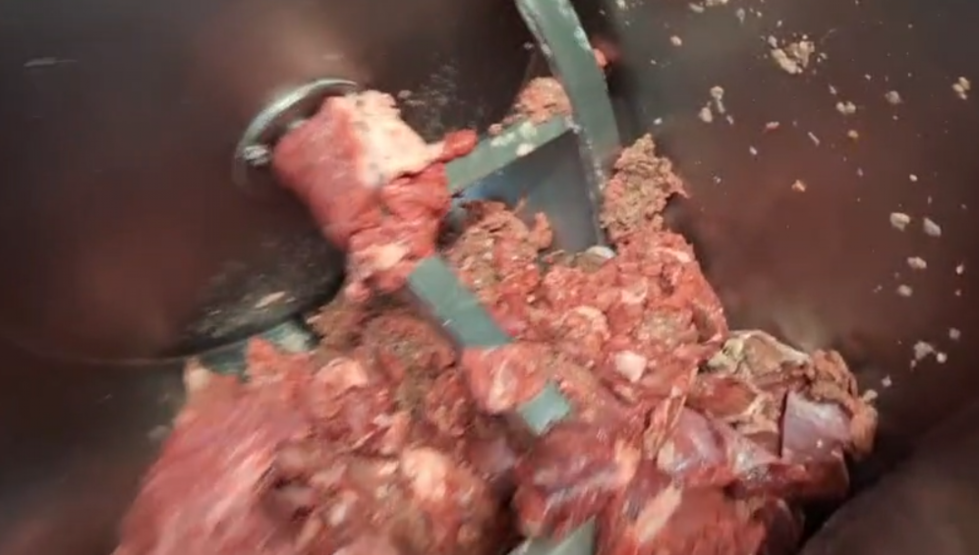 Estabelecimento apresentava odor forte dentro do moedor   - Reprodução