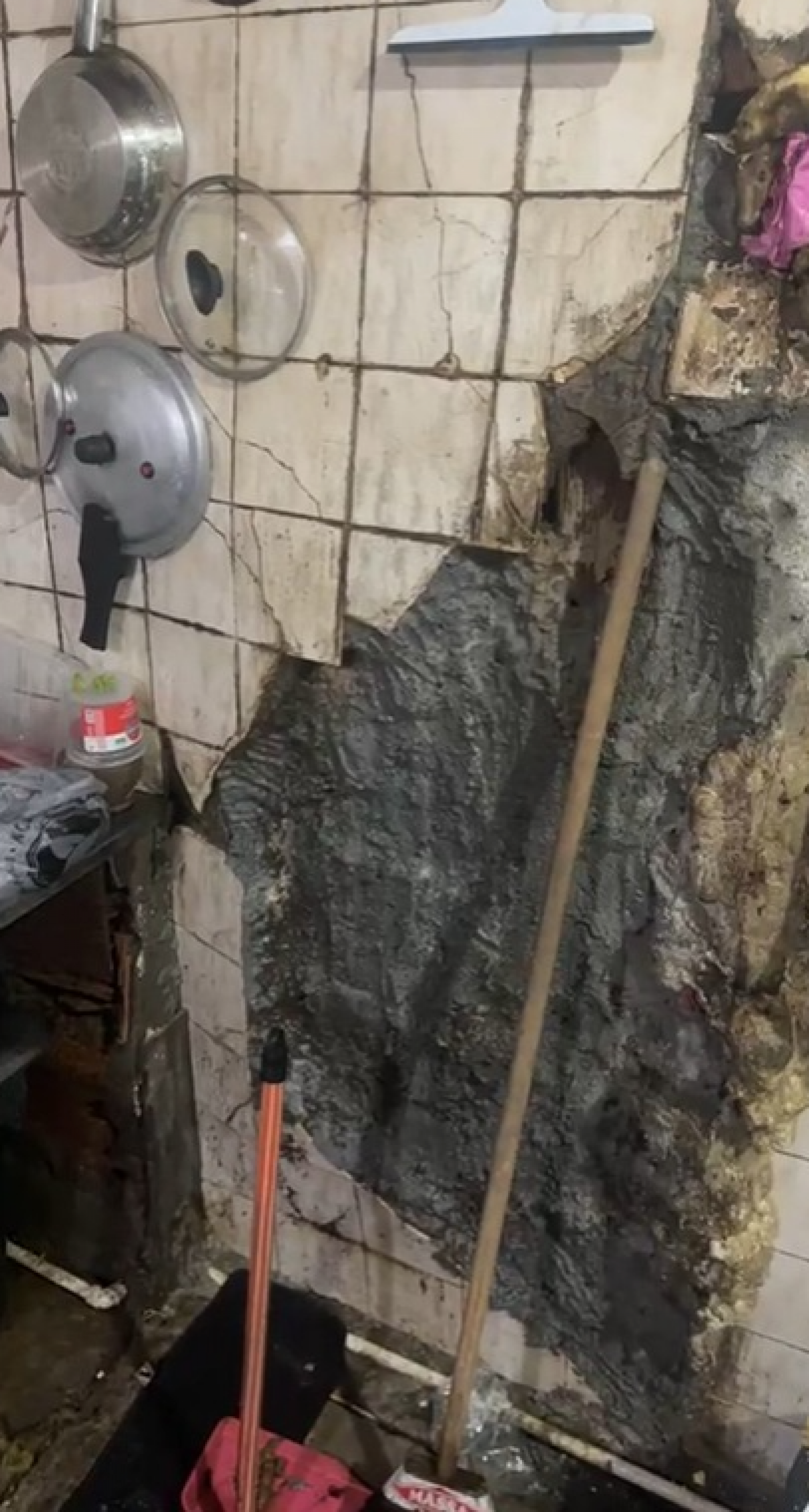 Morador filmou imóvel momentos antes de desabar na Favela do Metrô, no Maracanã - Arquivo pessoal