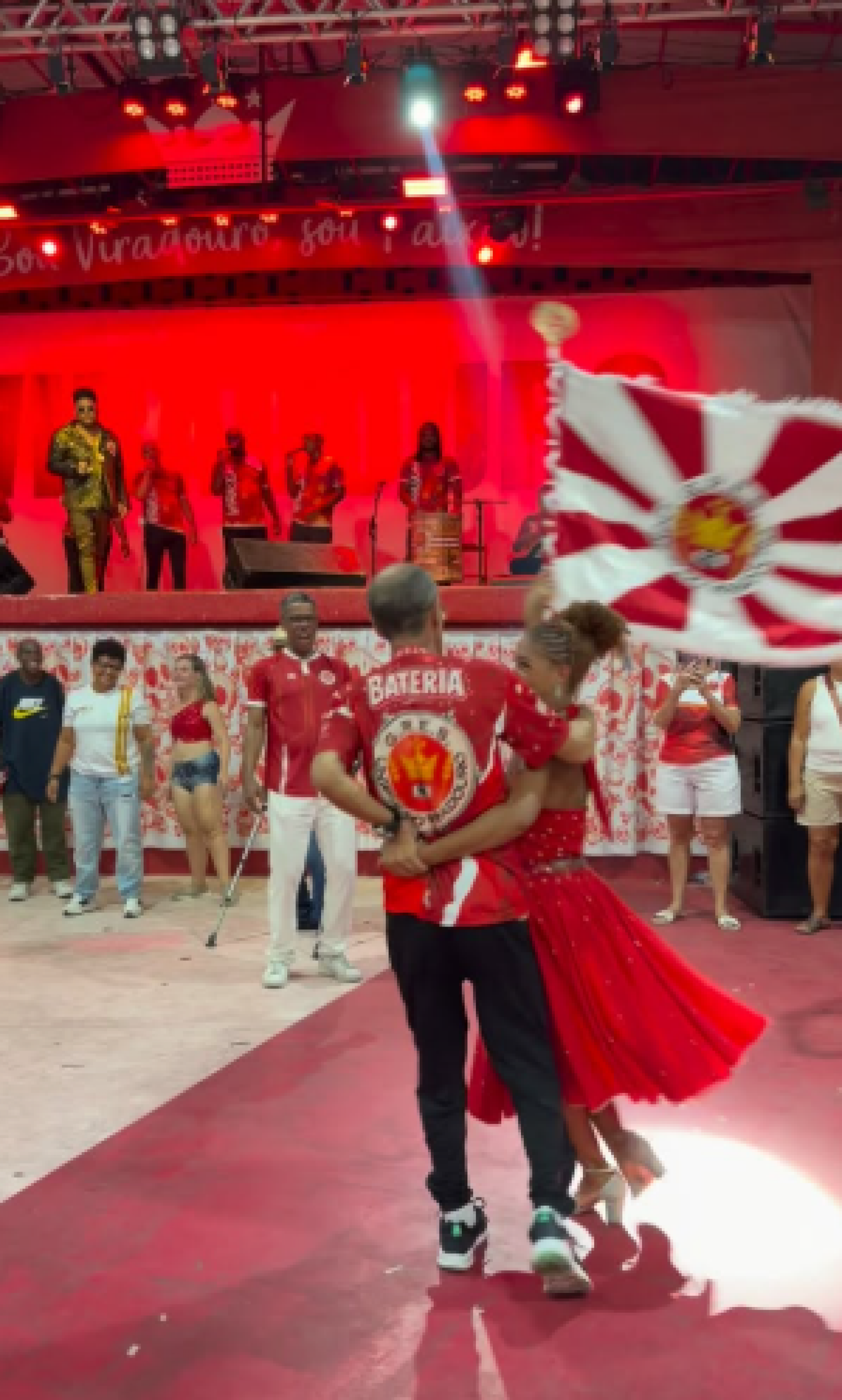 Mestre Ciça samba com porta-bandeira Clara Martins em ensaio de quadra da Viradouro - Reprodução de vídeo / Instagram