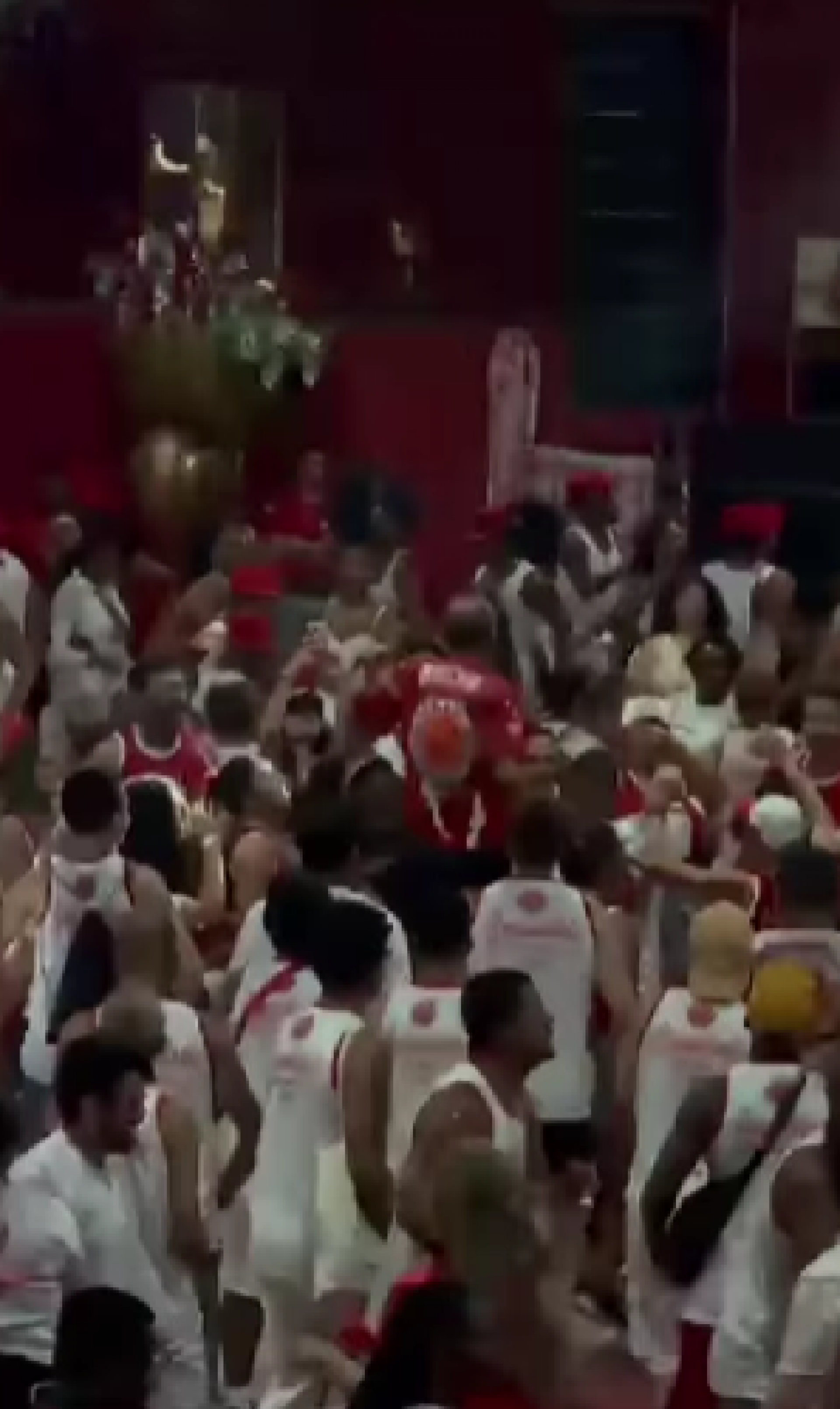 Mestre Ciça é ovacionado pela comunidade em ensaio da quadra da Viradouro - Reprodução de vídeo / Instagram