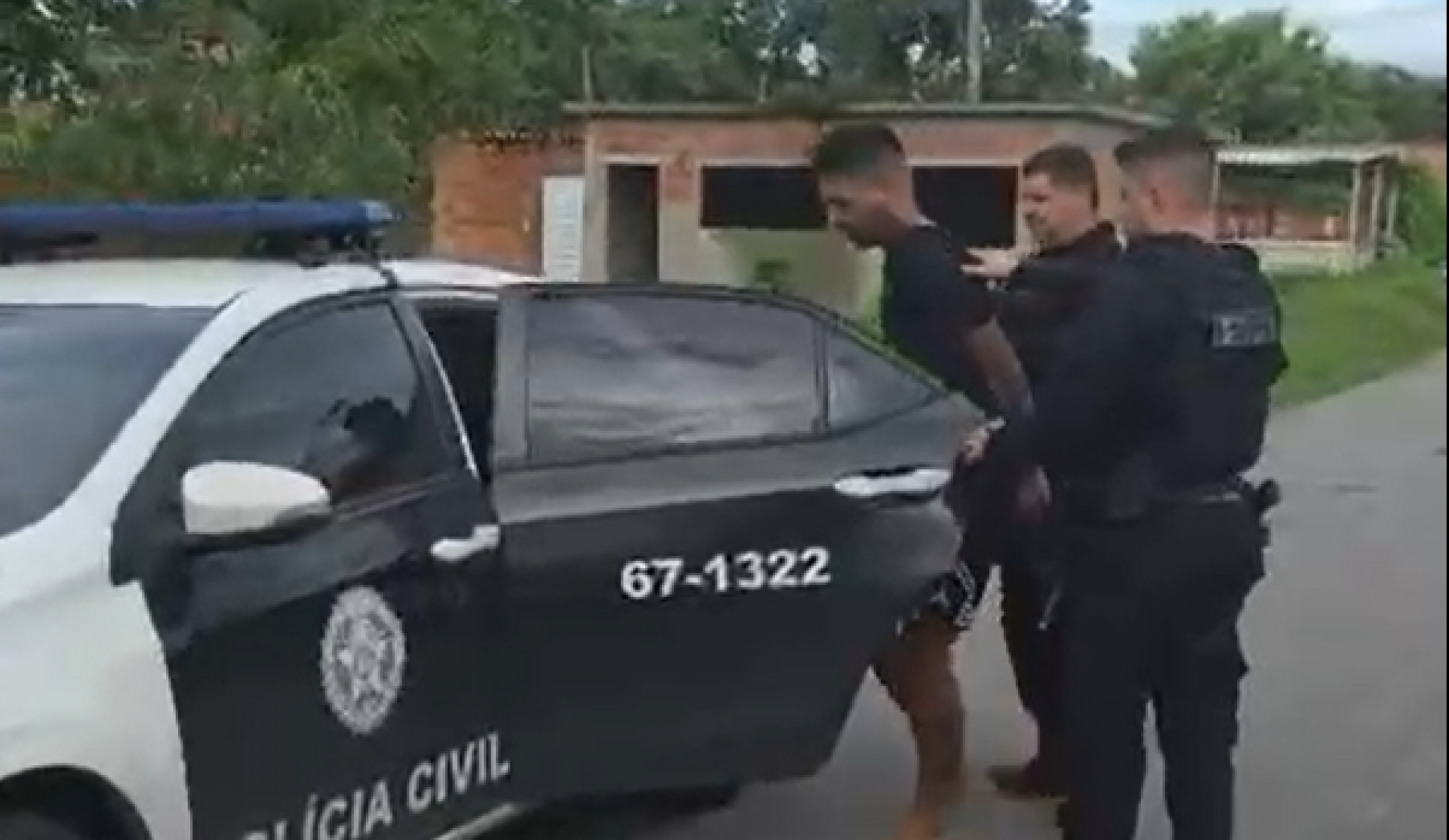 Agentes prenderam homens suspeitos de ligação com o Comando Vermelho - Reprodução