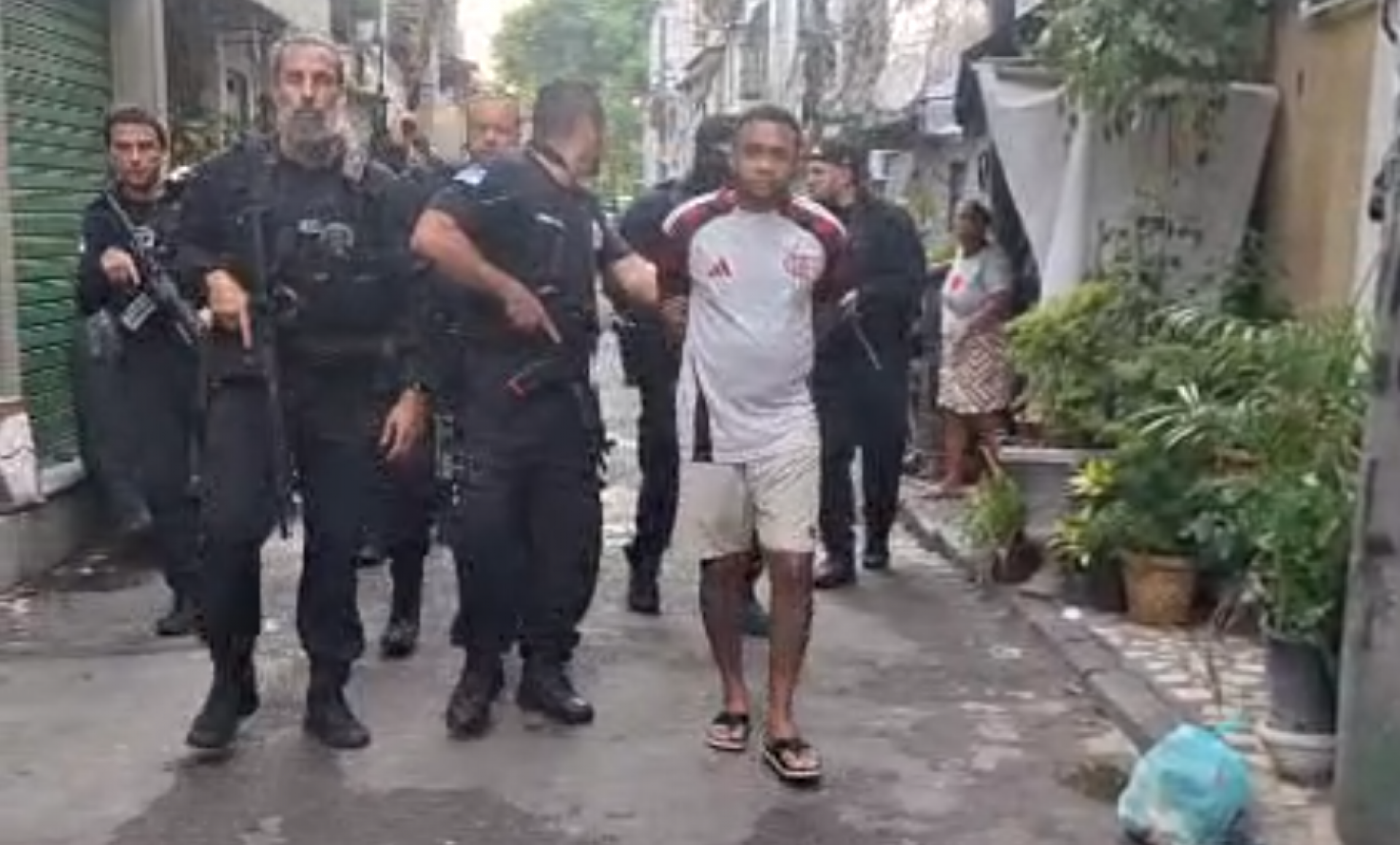 Agentes prenderam homens suspeitos de ligação com o Comando Vermelho - Reprodução