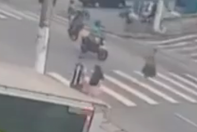 Vídeo: Motociclista atropela mulher ao empinar veículo em avenida de SP