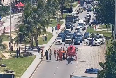 Acidente grave com capotamento interdita a Avenida Lúcio Costa e deixa dois feridos