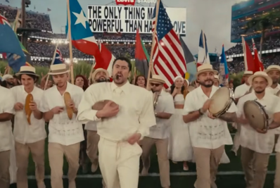 Bad Bunny exalta cultura latina em show no Super Bowl