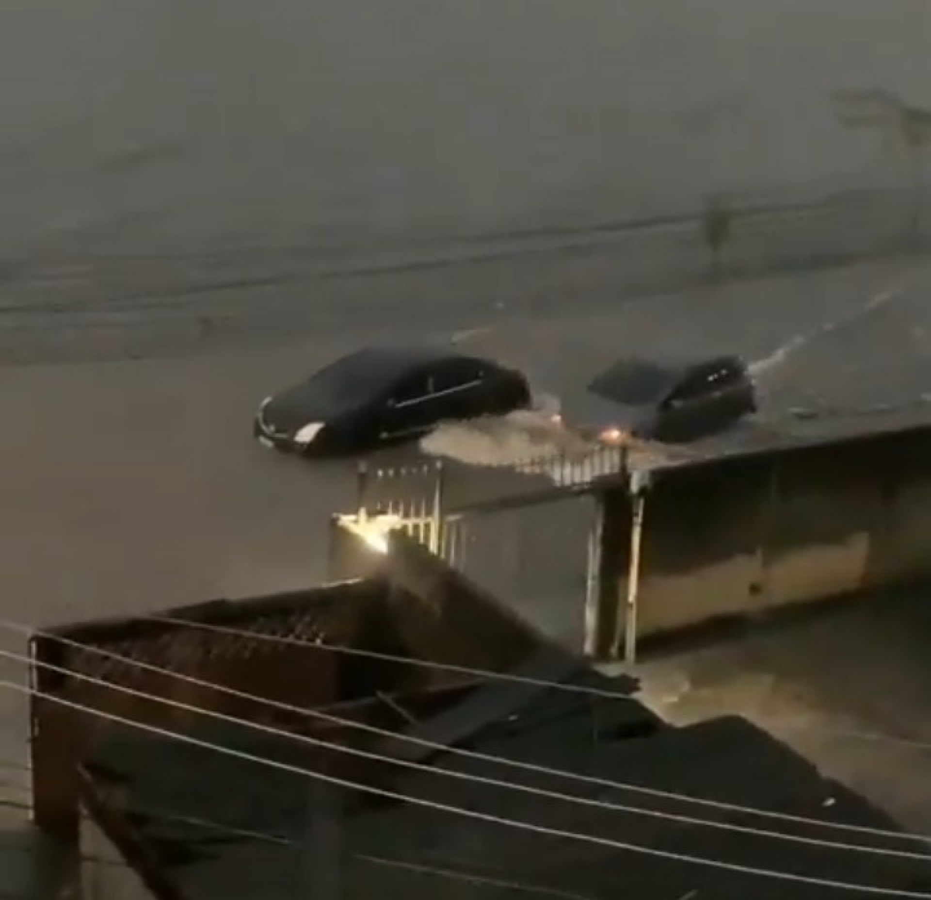 Rio Acari transbordou com o temporal e os motoristas tiveram dificuldade em passar  - Reprodução