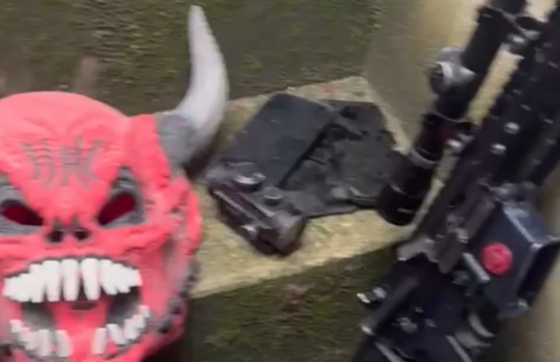 Policiais civis apreenderam o fuzil usado por TH no confronto - Reprodução