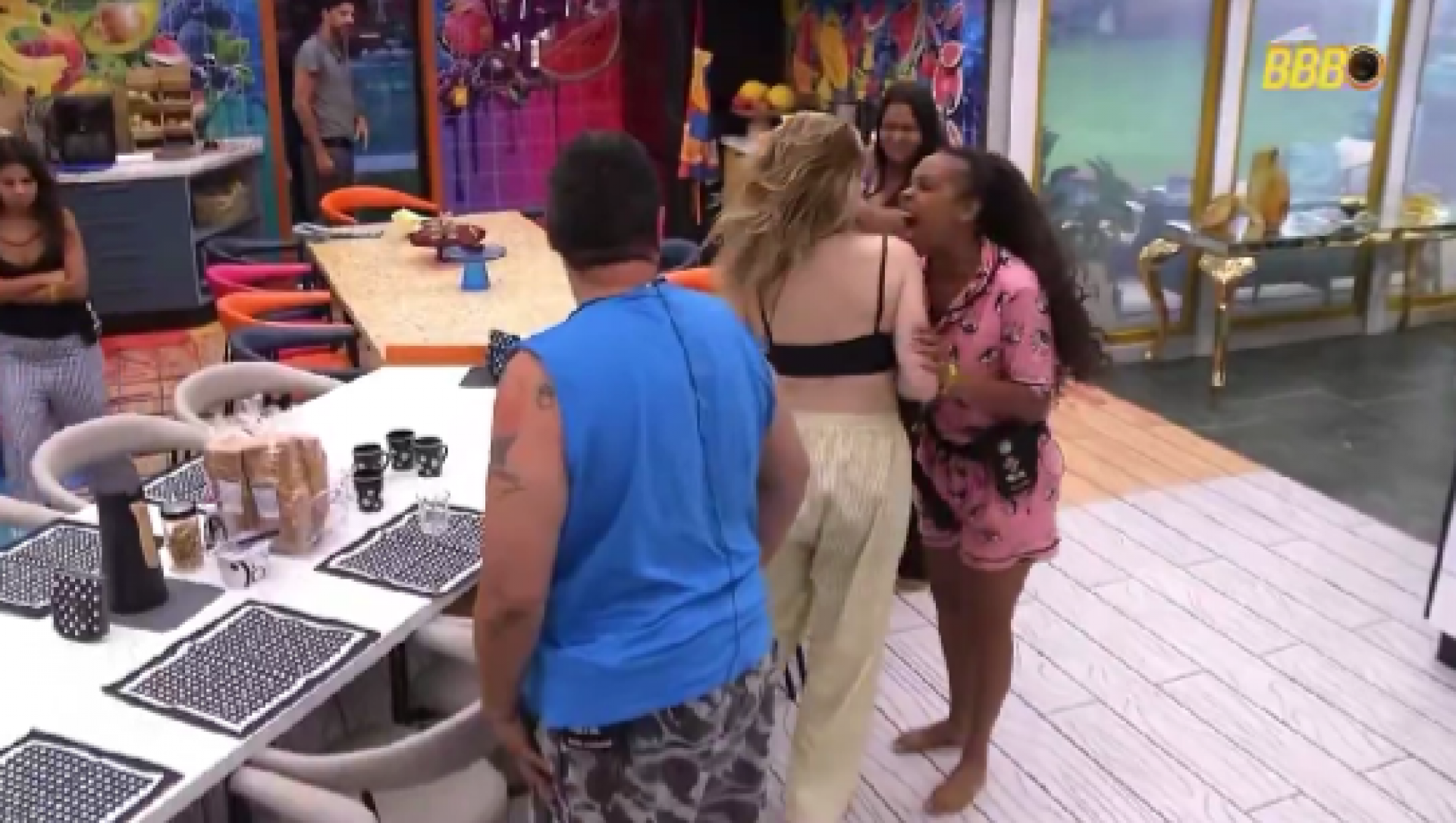 Sol Vega segura braço de Ana Paula Renault durante briga no 'BBB 26', da TV Globo - Reprodução de vídeo / X
