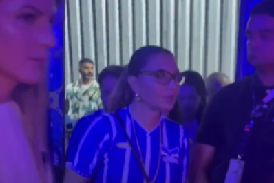 Janja prestigia desfile da Série Ouro e usa camisa da Portela em camarote