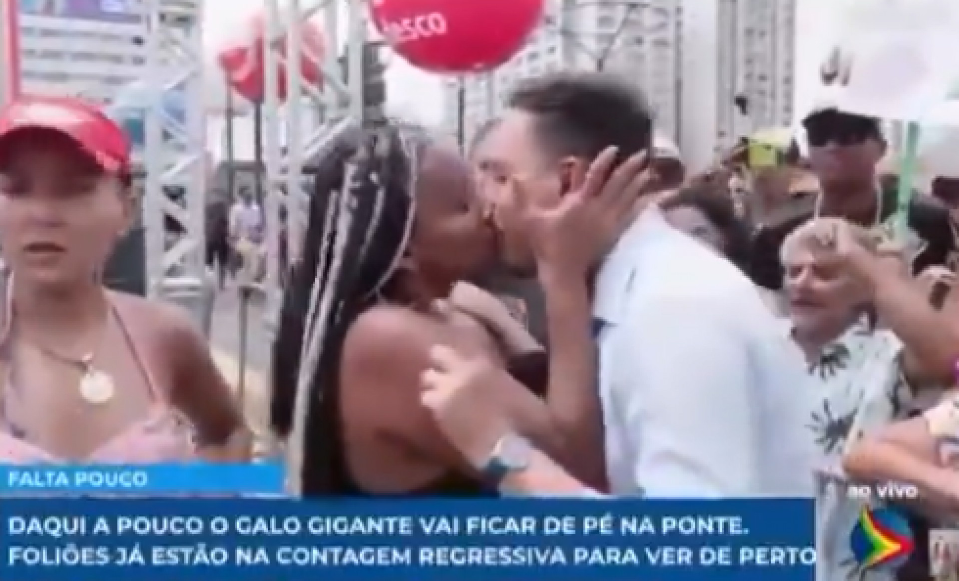 Repórter Rodrigo e Luna ganha beijo durante cobertura pré-carnaval e cena viraliza - Reprodução de vídeo / X