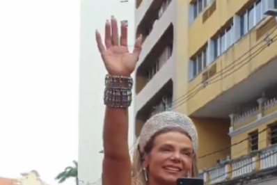 Carla Perez comanda bloco infantil pela última vez e vai às lágrimas