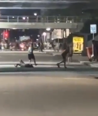Momento em que atiram contra os assaltantes - Reprodu&ccedil;&atilde;o / Redes Socias 