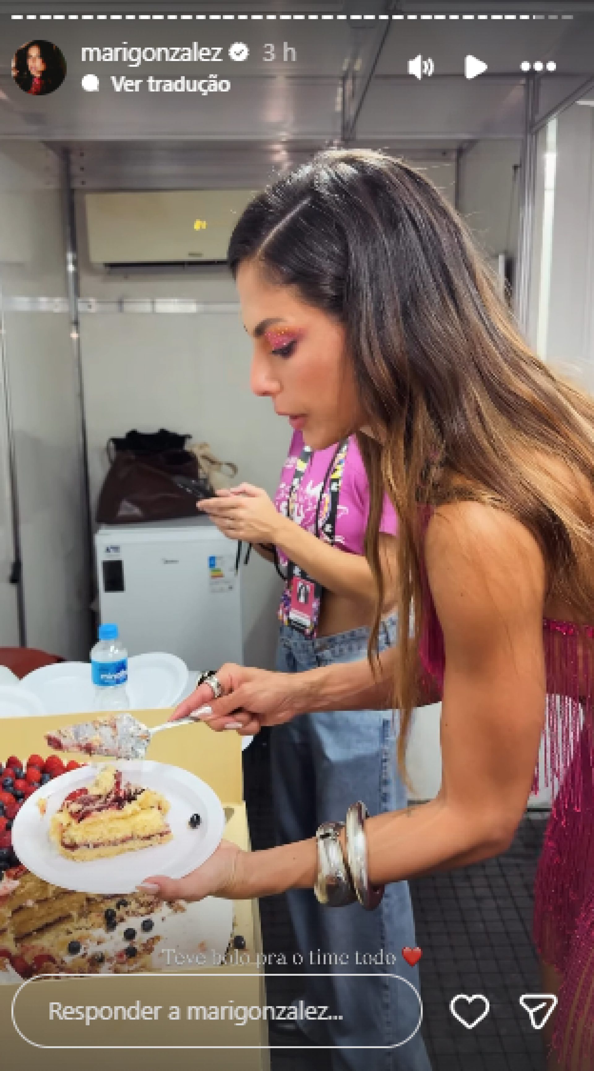 Mari Gonzalez corta bolo de aniversário - Reprodução de vídeo / Instagram