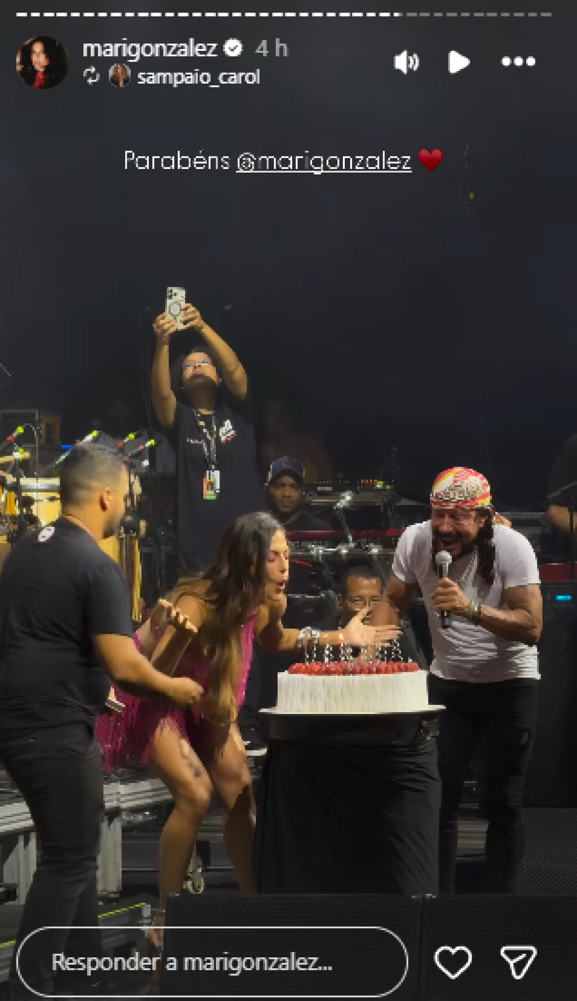  Bell Marques surpreende Mari Gonzalez com bolo em show - Reprodução de vídeo / Instagram