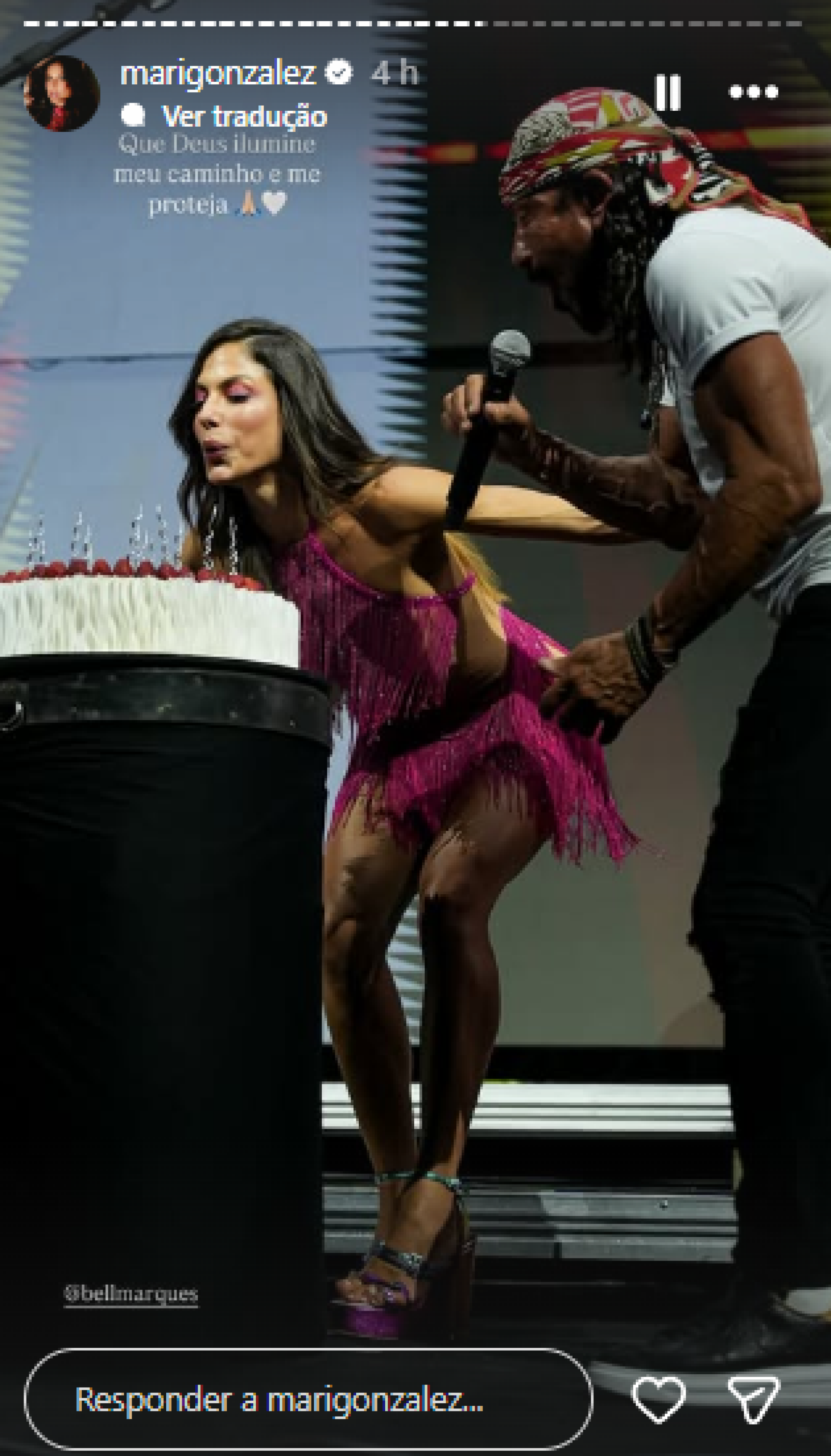 Mari Gonzalez assopra velinha do bolo de aniversário no show de Bell Marques - Reprodução / Instagram