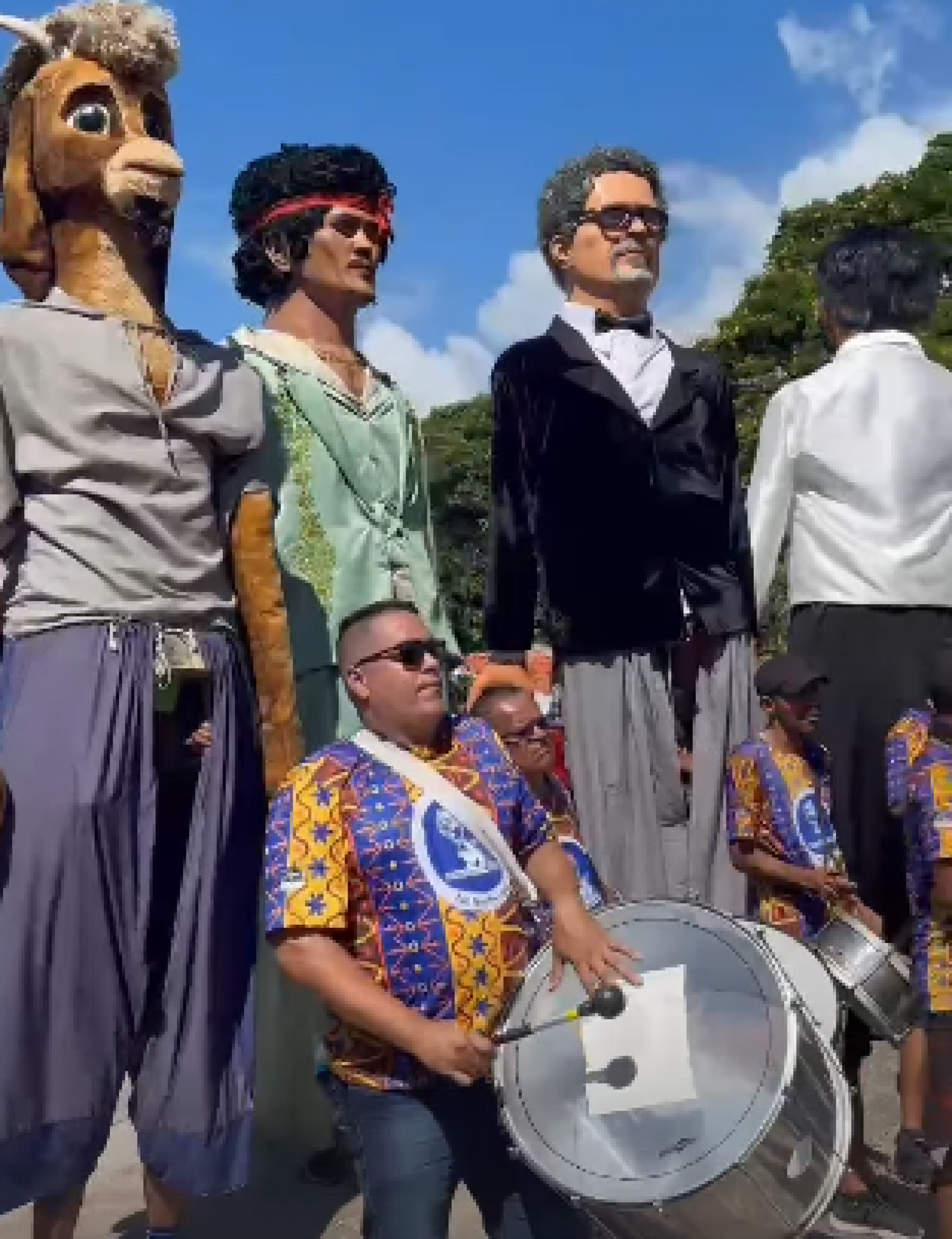 Bruno Mars e Kleber Mendonça Filho são homenageados com bonecos de Olinda - Reprodução de vídeo / Instagram