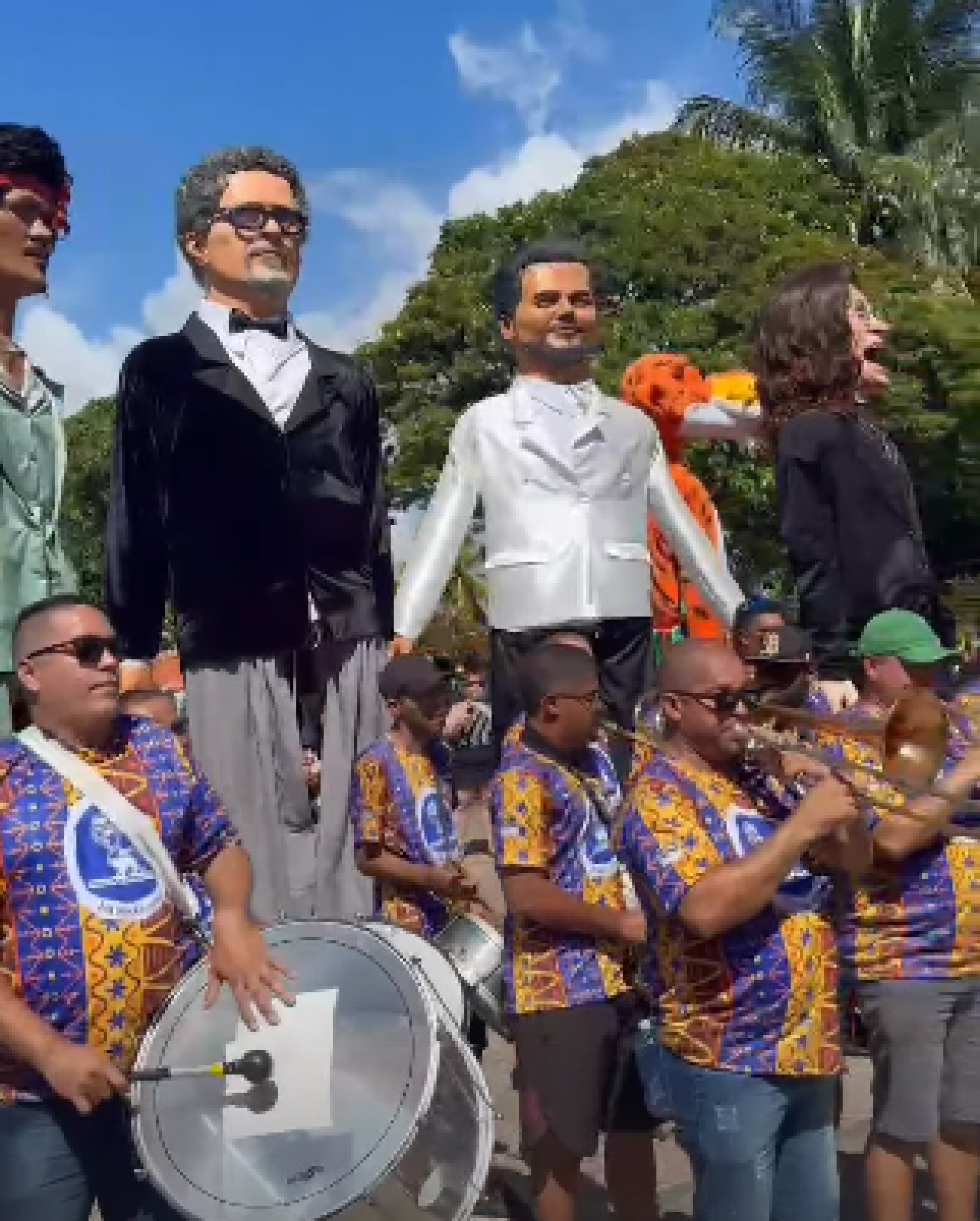 Bruno Mars, Kleber Mendonça Filho e Wagner Moura são homenageados com bonecos de Olinda - Reprodução de vídeo / Instagram