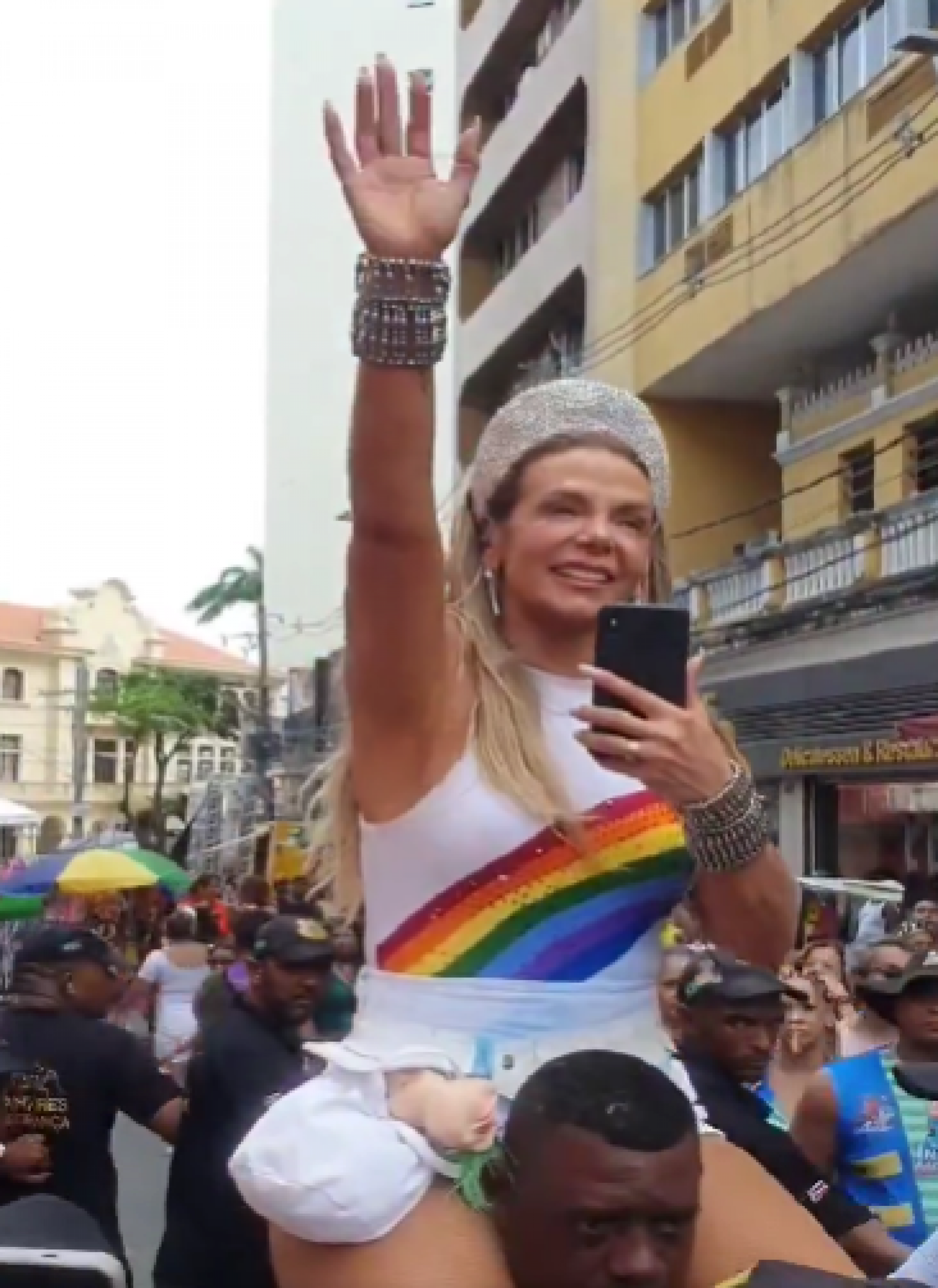 Carla Perez comanda bloco infantil pela última vez e vai às lágrimas - Reprodução de vídeo / X