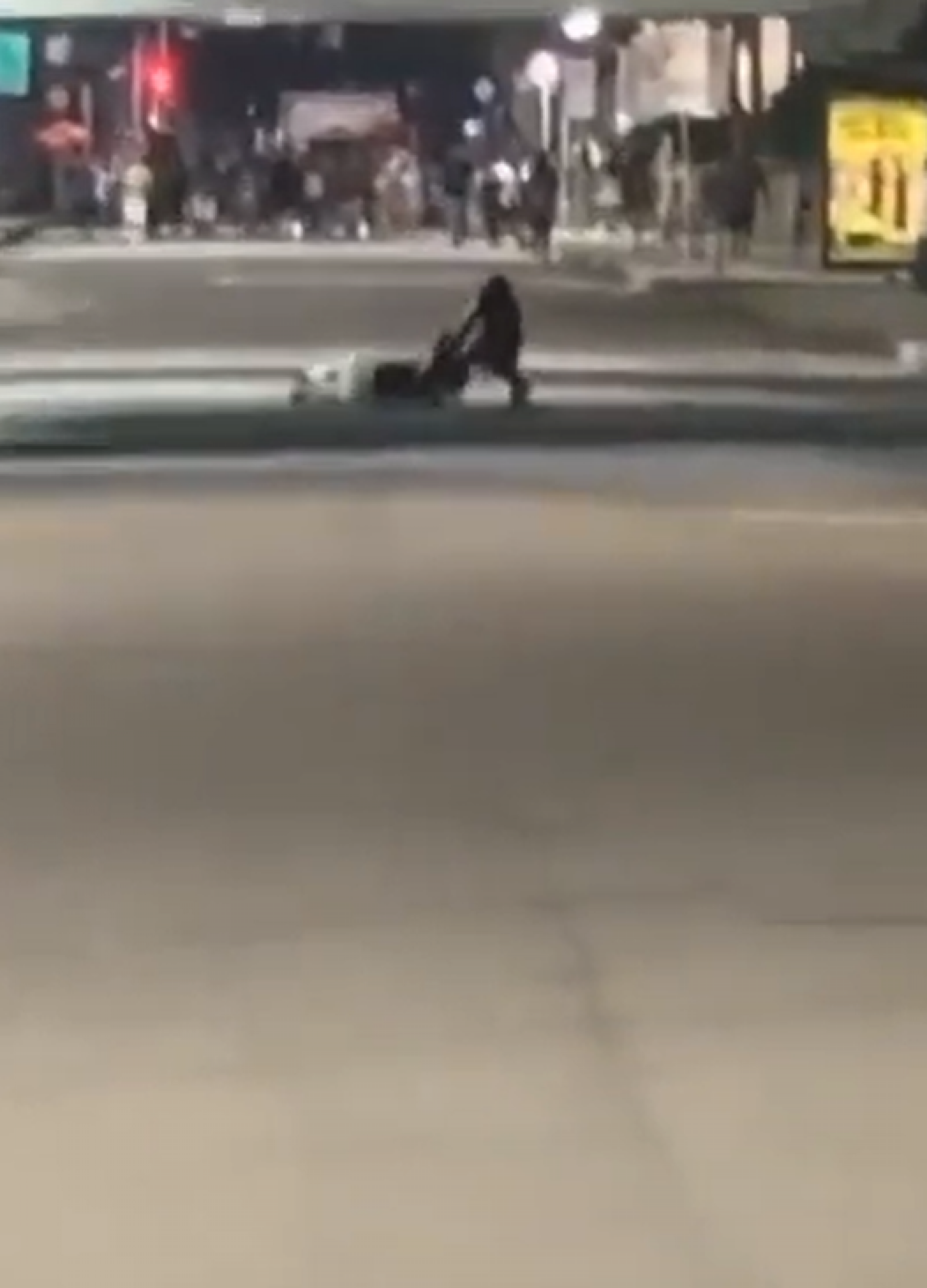 Vítima é jogada no chão e precisa ser socorrida por pedestres que passavam no local 