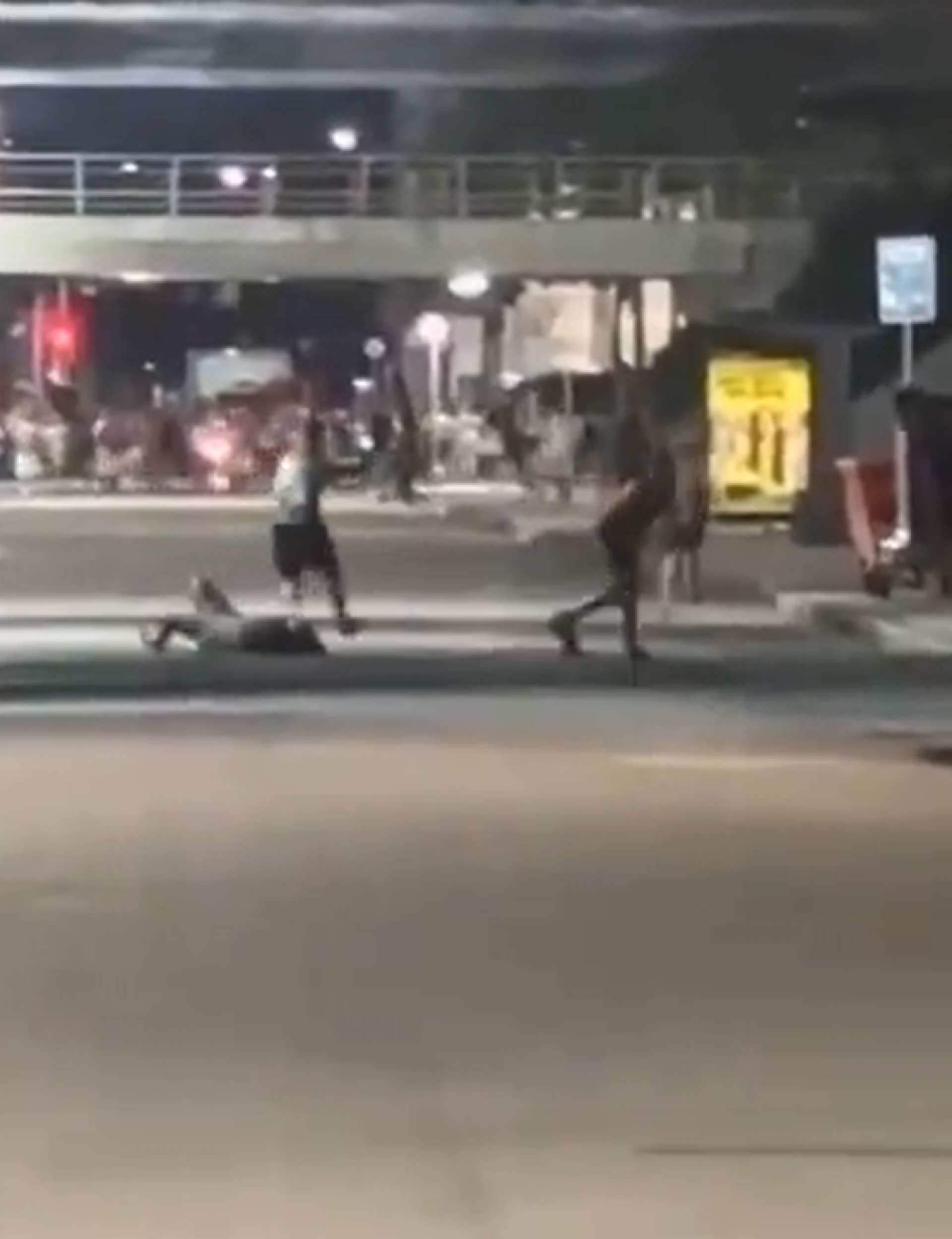 Momento em que atiram contra os assaltantes