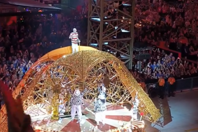 Comissão de frente da Viradouro emociona com homenagem a Mestre Ciça
