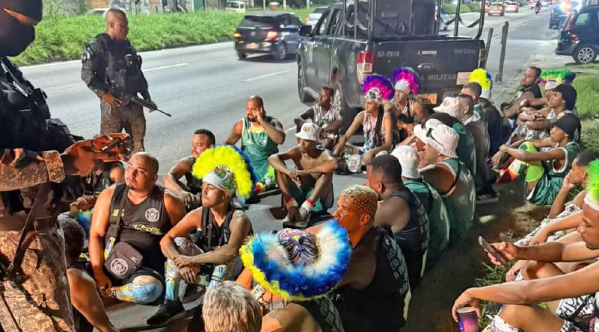 Bate-bolas detidos por agentes do Batalh&atilde;o de Pol&iacute;cia de Choque