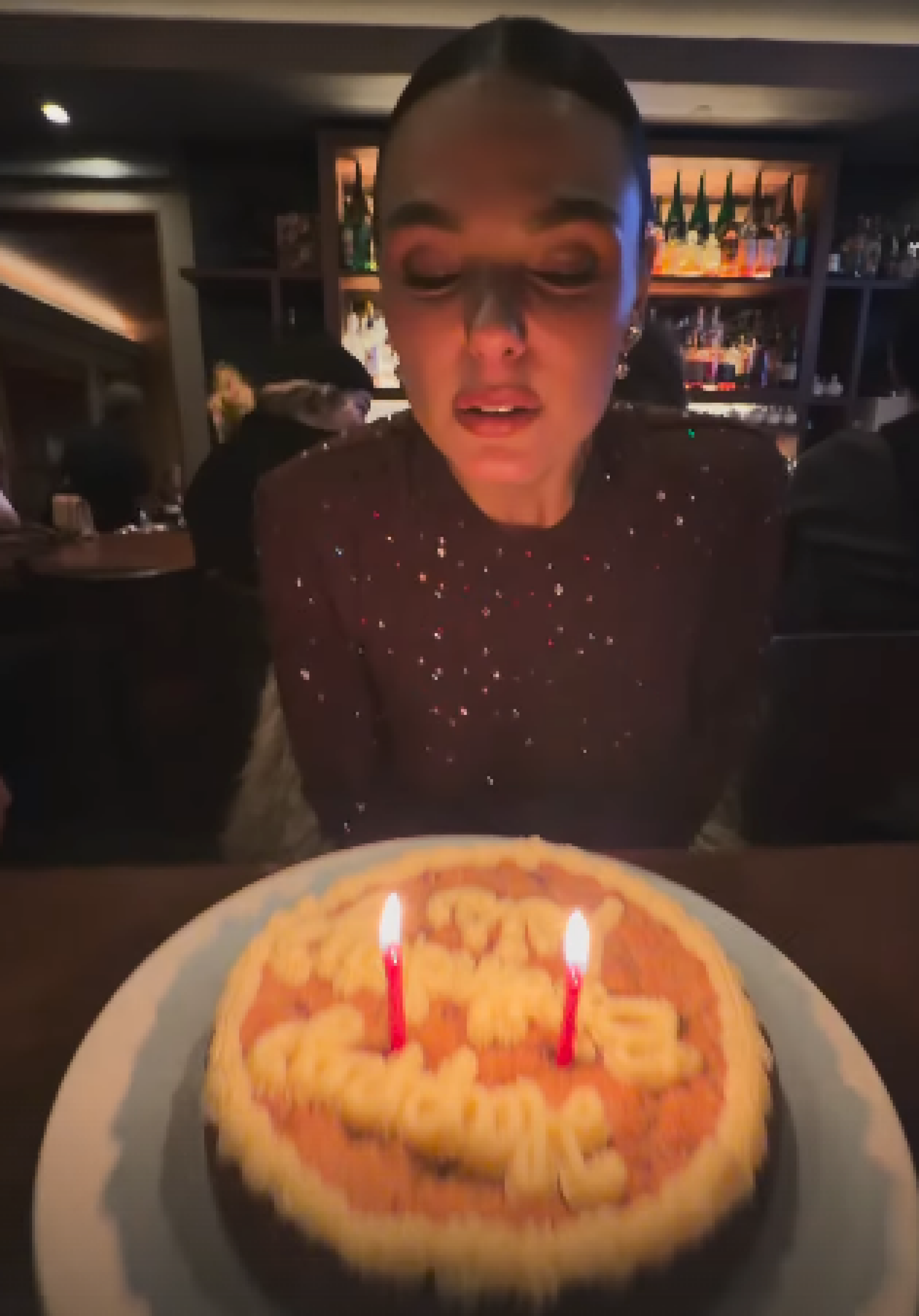 Isis Valverde comemora aniversário com bolo e velinhas em restaurante no Colorado, Estados Unidos - Reprodução de vídeo / Instagram