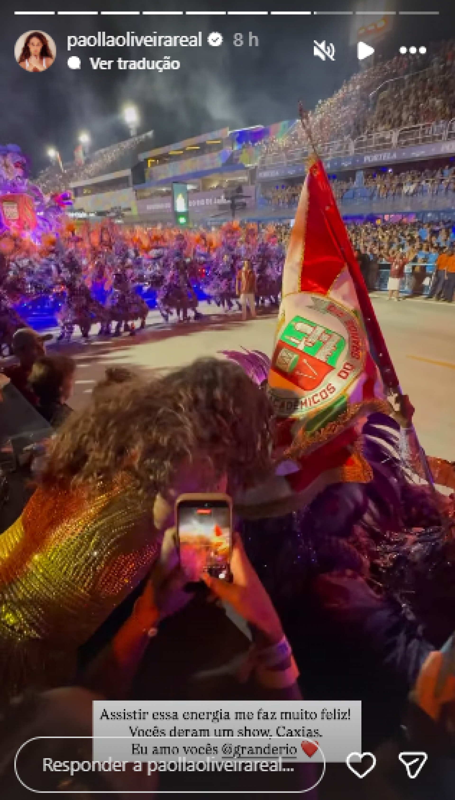 Paolla Oliveira beija bandeira da Grande Rio em desfile - Reprodução de vídeo / Instagram