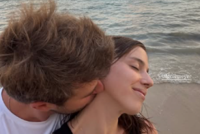 Alice Wegmann posa agarradinha com namorado
