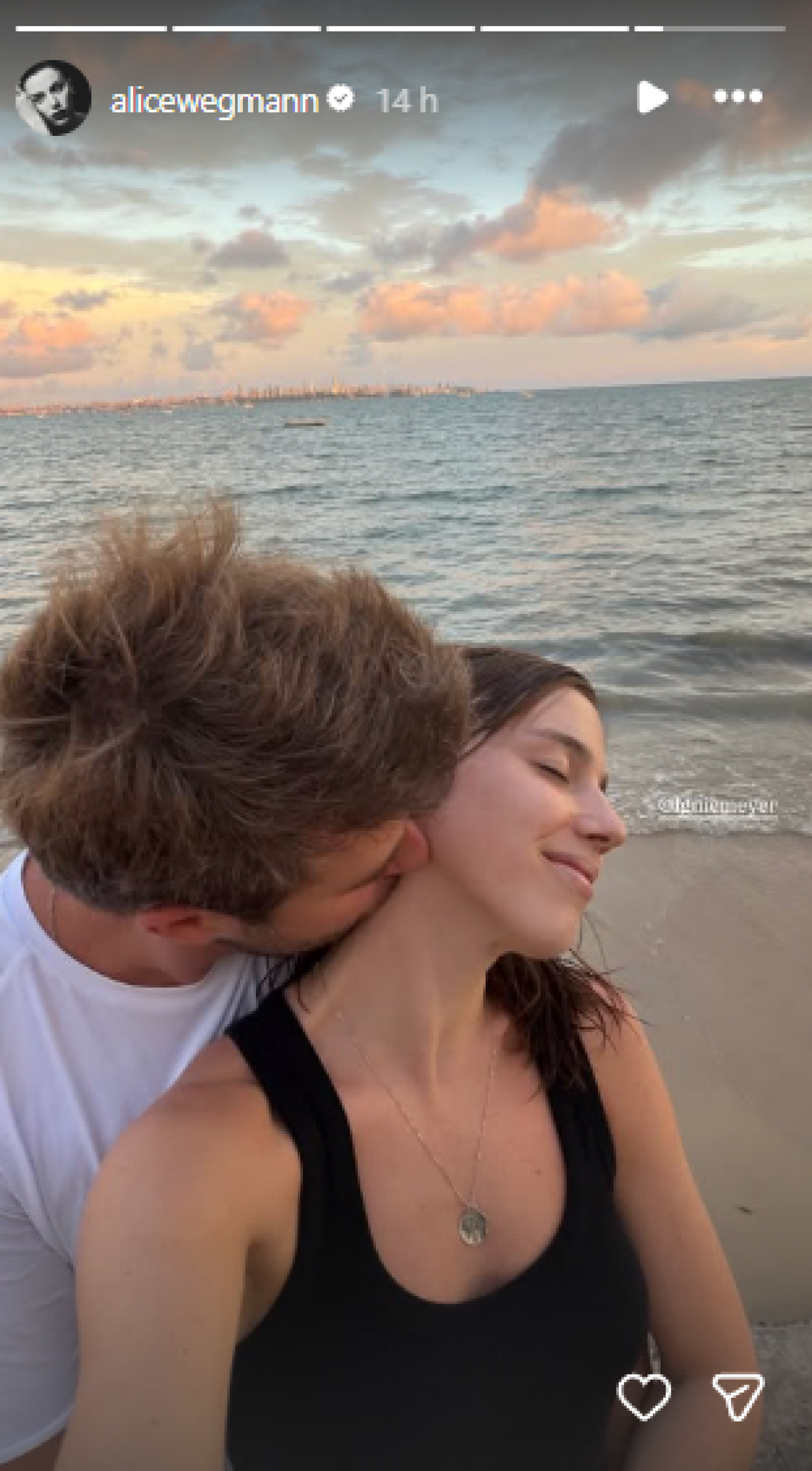 Discreta, Alice Wegmann posa agarradinha com namorado, Luiz Guilherme Niemeyer - Reprodução / Instagram