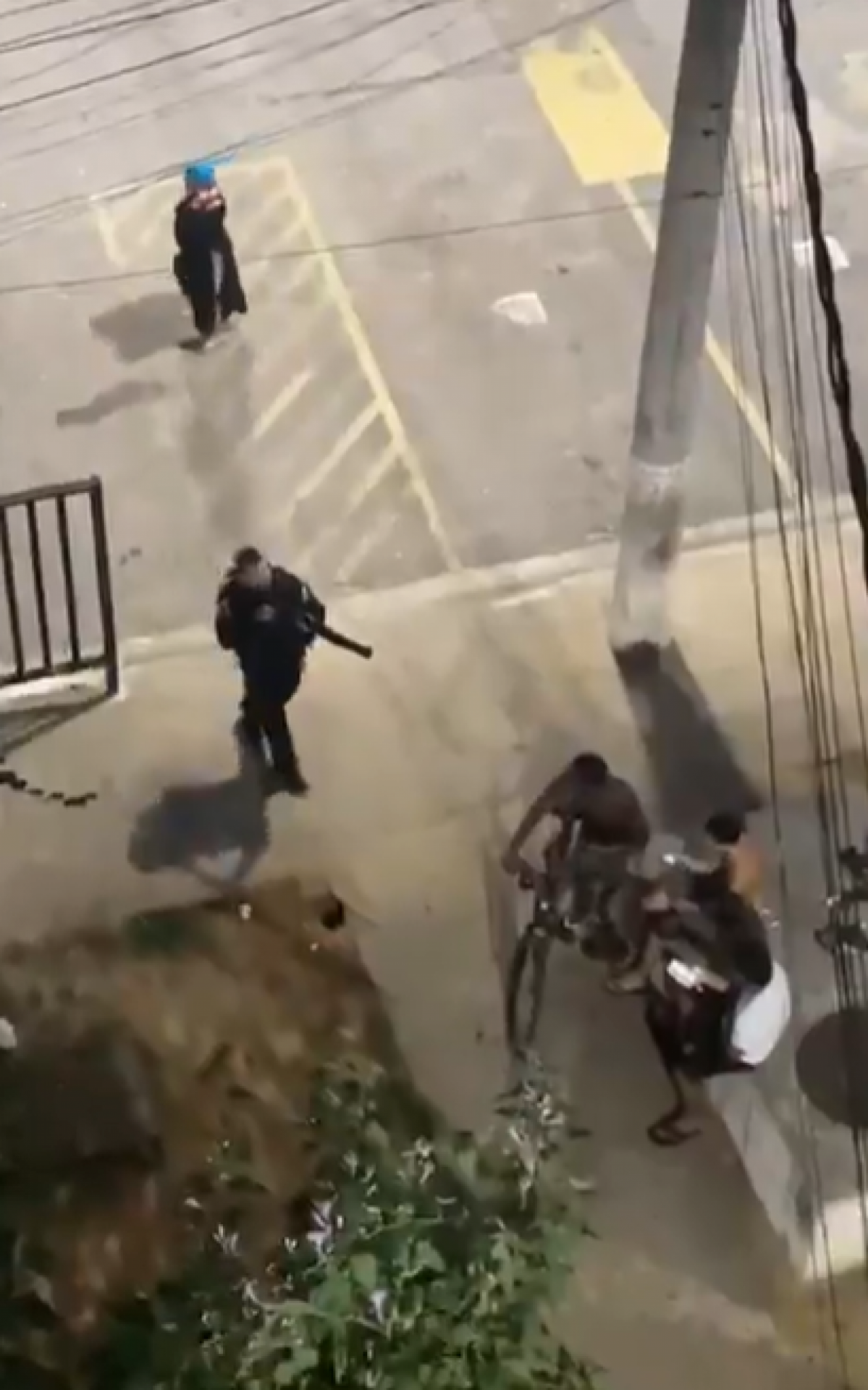 Momento em que o policial atira contra o morador  - Reprodu&ccedil;&atilde;o / Redes Socias 