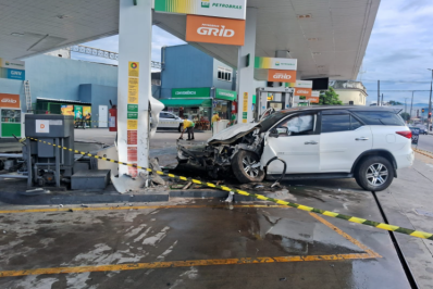 Carro bate em bomba de gasolina na Zona Oeste