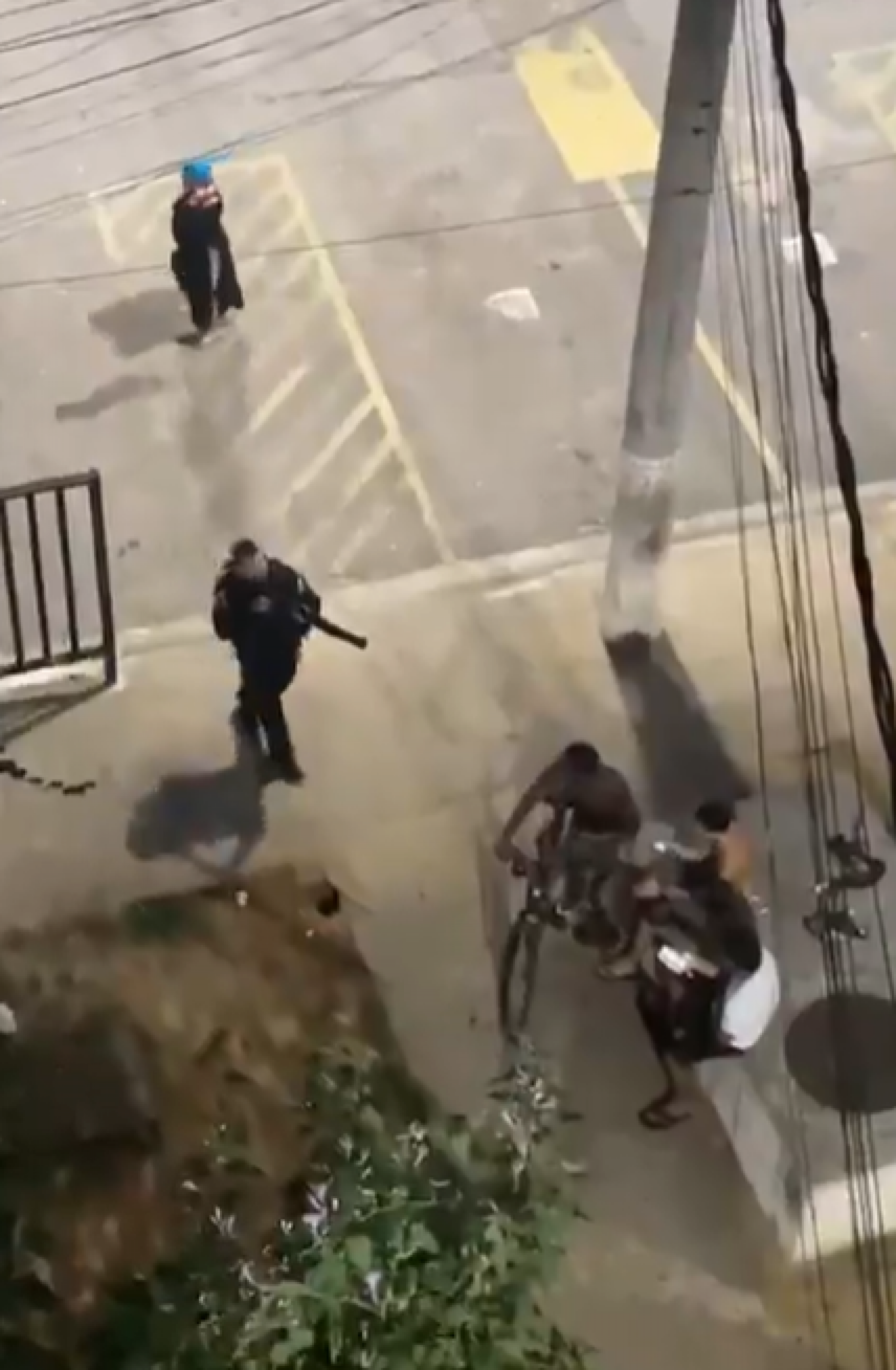 Momento em que o policial atira contra rapaz