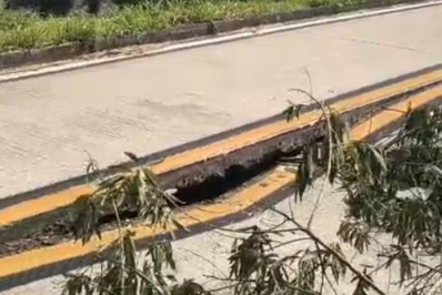 Afundamento na pista interdita totalmente a BR-495, entre Petrópolis e Teresópolis