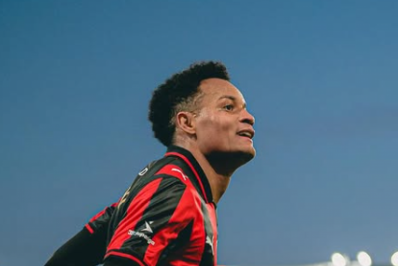 Botafogo tem concorrência por Paulinho e aguarda rescisão de contrato