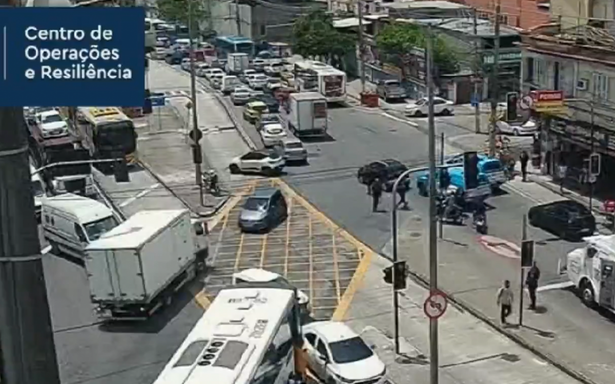 Policiais atuaram na Avenida Brás de Pina