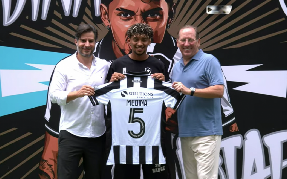 Cristian Medina recebe a camisa 5 de John Textor e do diretor de futebol do Botafogo, Léo Coelho