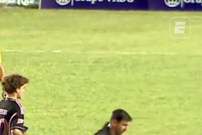 Messi é derrubado durante invasão de torcedores a campo; veja o vídeo