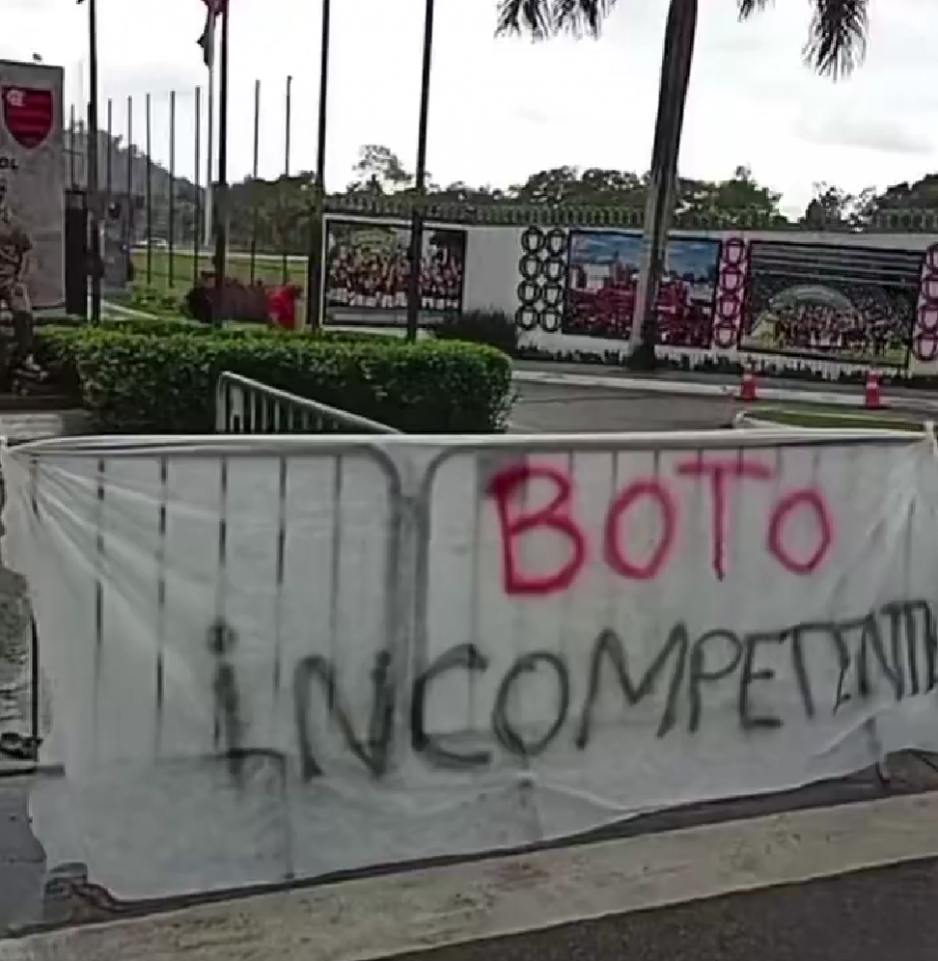 Torcedores do Flamengo também criticaram José Boto em protesto no CT do Ninho - Reprodução de redes sociais