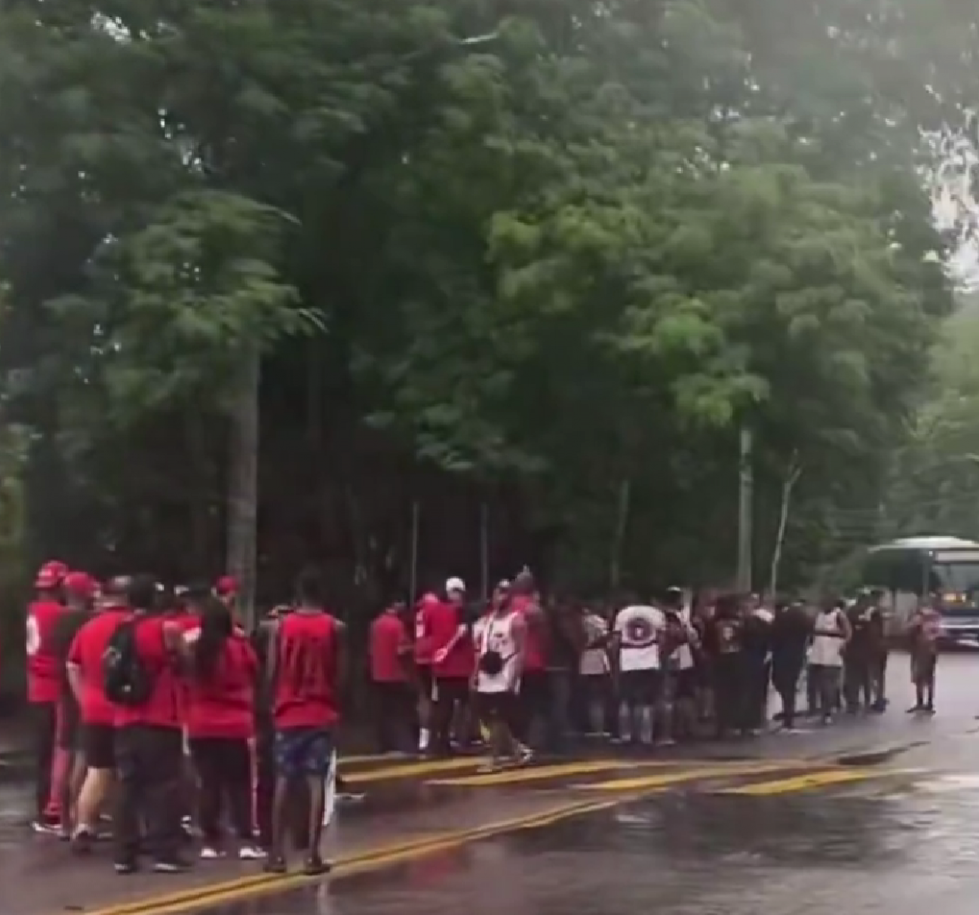 Torcedores de duas organizadas do Flamengo foram ao CT do Ninho do Urubu protestar - Reprodução de redes sociais