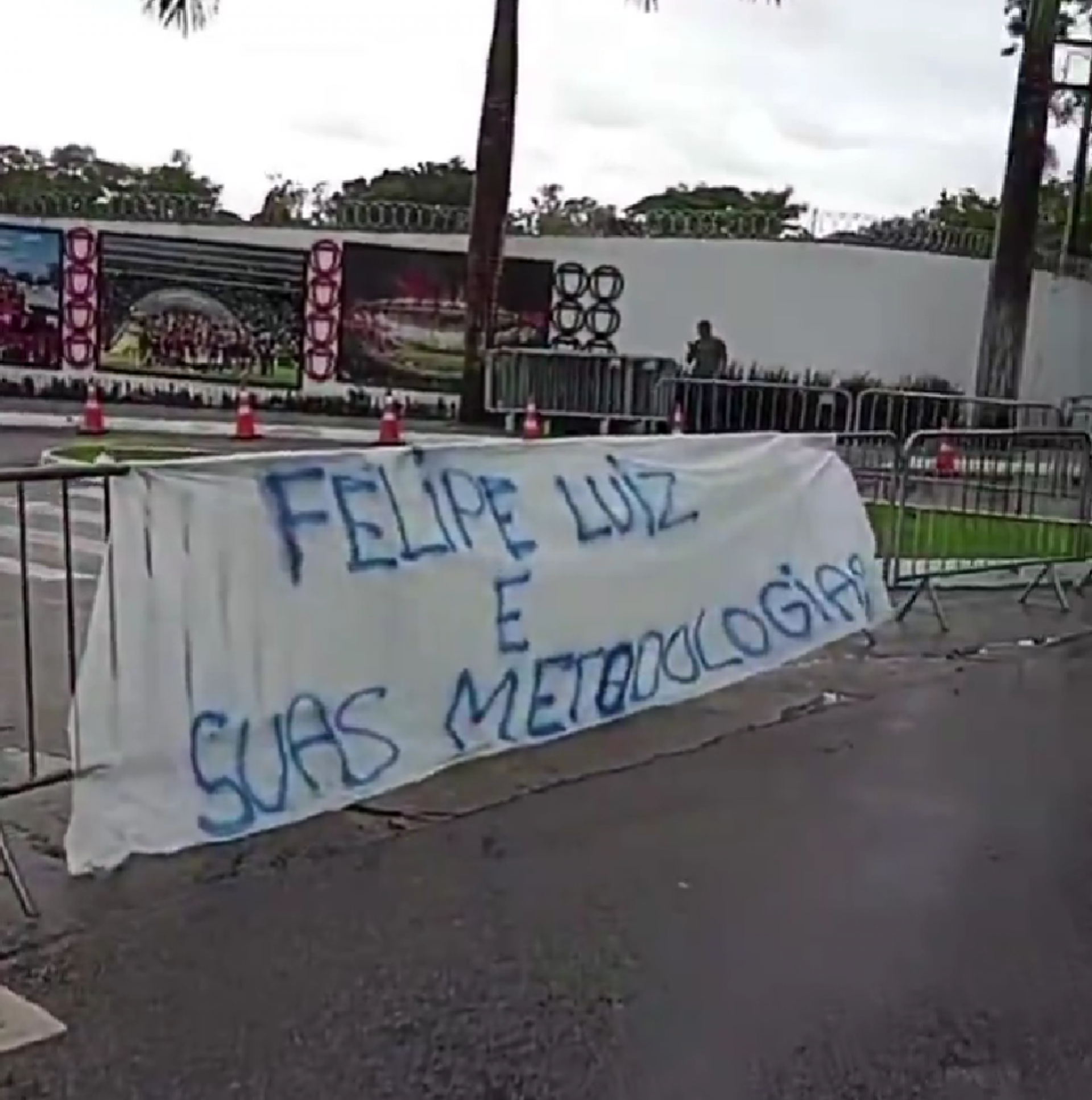Torcedores do Flamengo estenderam faixa com crítica a Filipe Luís em frente ao CT do Ninho do Urubu - Reprodução de redes sociais
