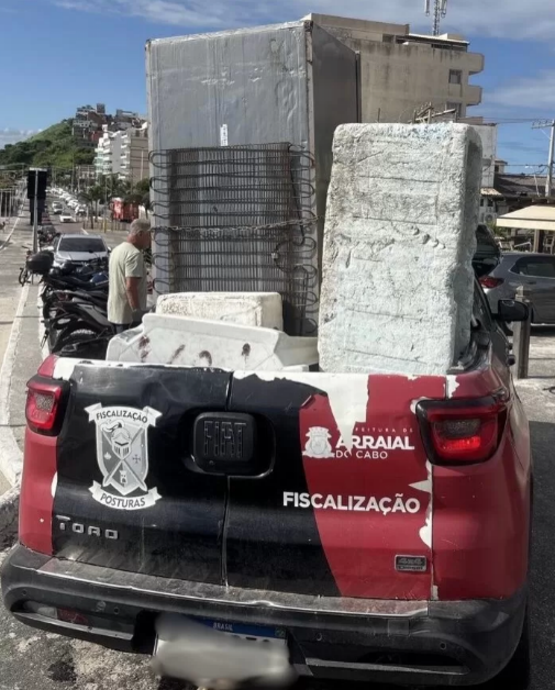 Ao todo, foram recolhidos 37 cadeiras, quatro isopores, dois freezers e quatro mesas