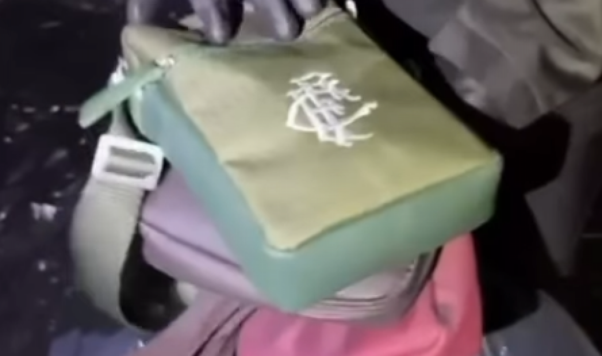 Produtos do Fluminense ficaram tomados por fuligem após incêndio no Shopping Tijuca - Reprodução / Redes Sociais