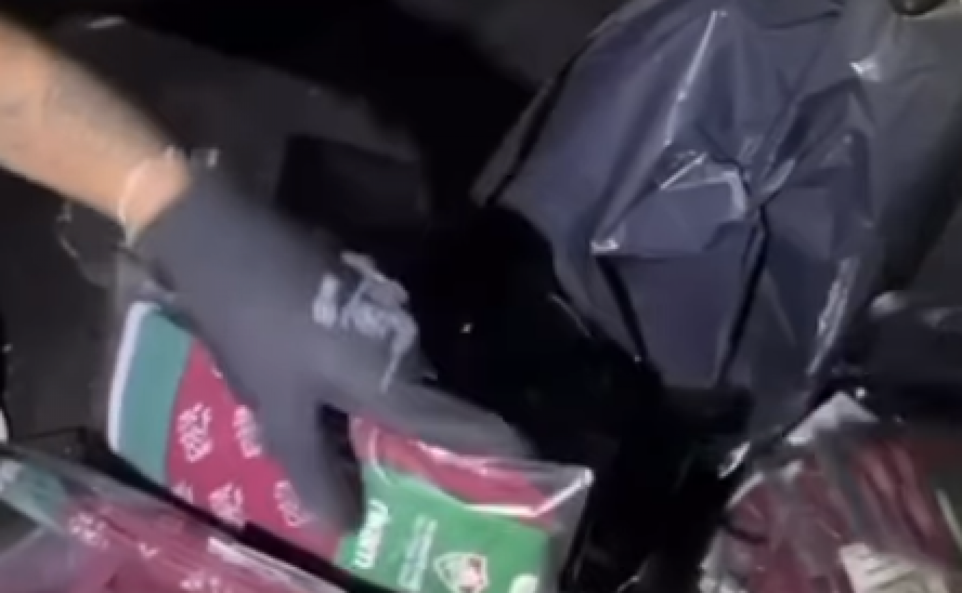 Produtos do Fluminense ficaram tomados por fuligem após incêndio no Shopping Tijuca - Reprodução / Redes Sociais