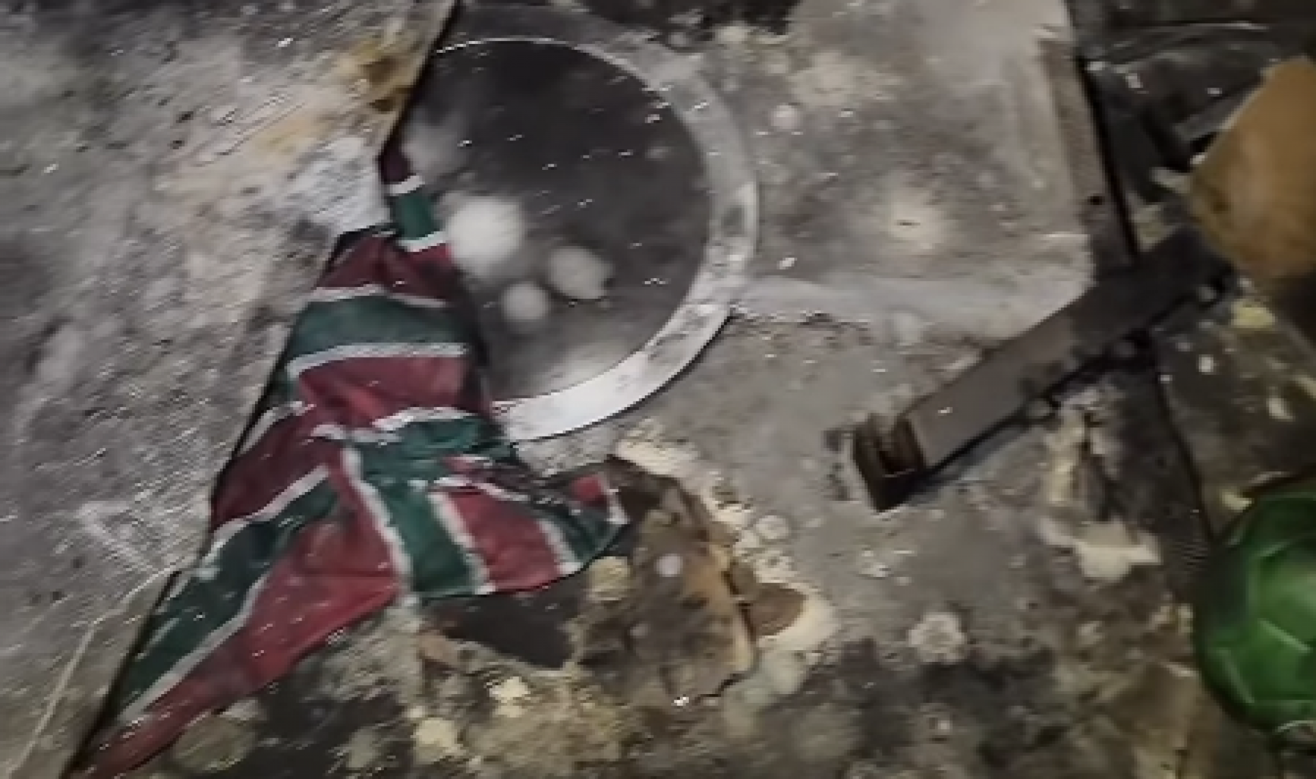 Produtos do Fluminense ficaram tomados por fuligem após incêndio no Shopping Tijuca - Reprodução / Redes Sociais