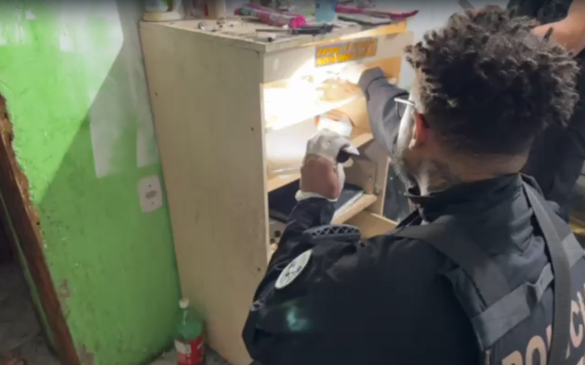 Policiais federais cumpriram mandado de busca e apreensão na casa da investigada