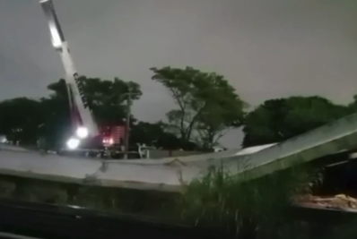 Viaduto em construção desaba e deixa três feridos