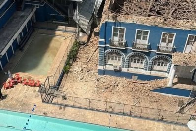 Parte do telhado da Casa dos Poveiros desaba na Zona Norte